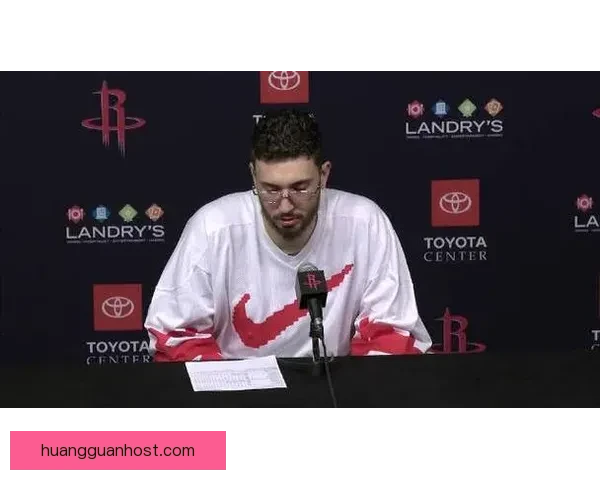 申京疑似腰部受伤比赛中多次捂腰一度被迫返回更衣室